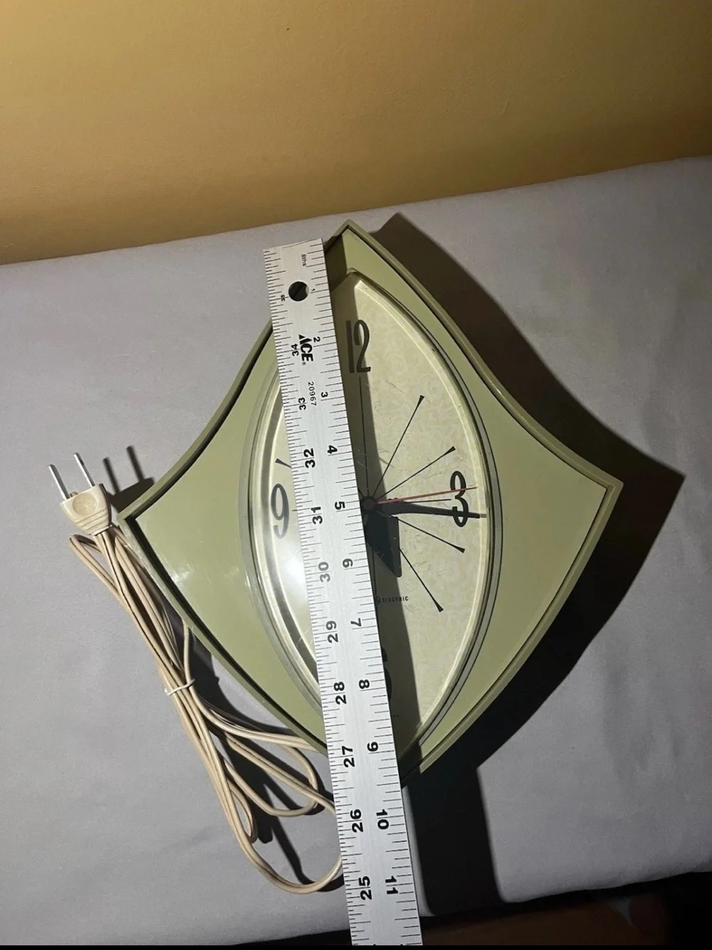 Vintage 1960s Atomic Mid Century GE Electric Wall Clock Model 2159 Made in USA